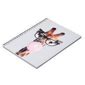 CARNET GIRAFFE PORTANT DES VERRES SOUFFRANT UN BUBBLEGUM  (Côté gauche)