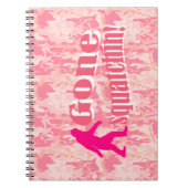 Carnet Gone Squatching sur camouflage rose (Devant)