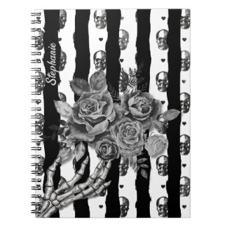 Carnet Gothique monochrome rayé crânes et roses
