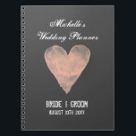 Carnet gris et rose d'organisateur de wedding<br><div class="desc">Carnet de notes à spirale ou journal de wedding planner vintage avec la conception rustique de coeur de peinture d'aquarelle. Organisateur gris mignon pour les couples engagés/futurs jeunes mariés prévoyant leur partie de mariage. Typographie élégante de manuscrit avec le symbole patiné d'amour. Arrière - plan ou personnaliser assez gris. Perfectionnez...</div>