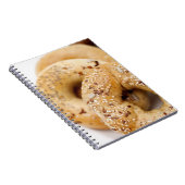 Carnet Gros plan de bagels assortis sur une assiette (Côté Droit)