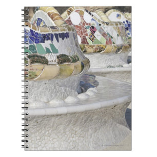 Carnet Gros plan de mosaïques sur le bâtiment Gaudi, Parc