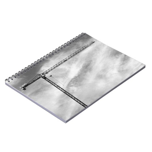 Carnet Grue de construction et ciel photo noir et blanc (Côté gauche)