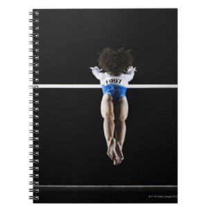 Carnet Gymnaste (9-10) atteignant pour les barres