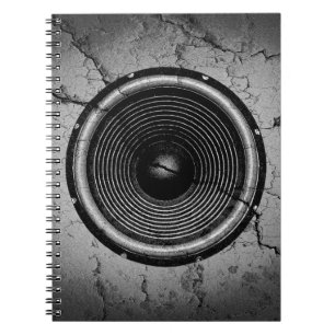 Carnet Haut-parleur de musique sur un mur fissuré