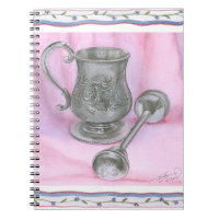 Heirloom Cup & Rattle sur Arrière - plan pourpre