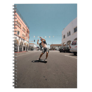 Carnet Homme jouant au skateboard