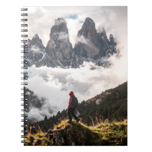 Carnet homme sur des montagnes brumeuses (Devant)