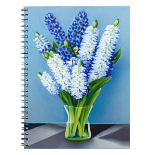 Carnet Hyacinthes blancs dans un vase en verre sur bleu
