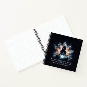 Carnet Instructrice de yoga en position de méditation ent