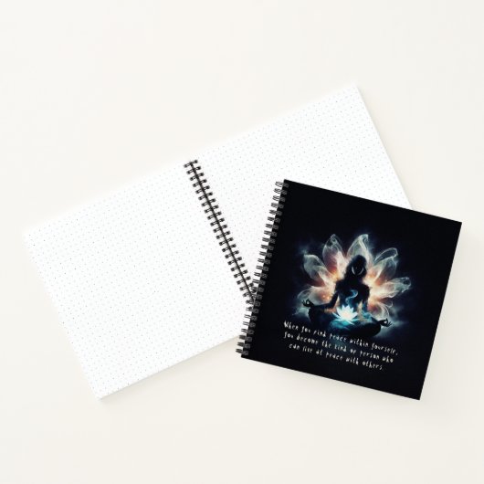 Carnet Instructrice de yoga en position de méditation ent (Intérieur)