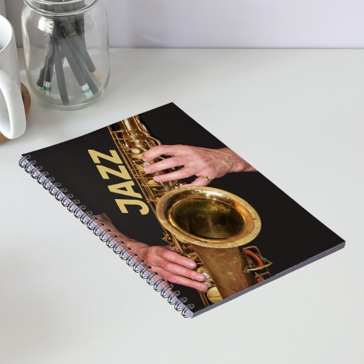 Carnet Jazzman jouant du saxophone doré