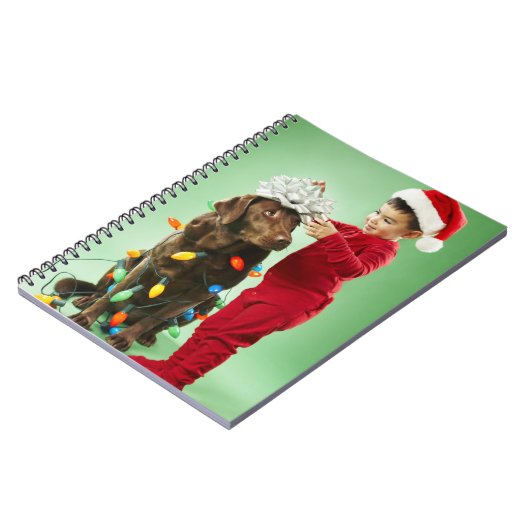 Carnet Jeune garçon enroulant des lumières de Noël autour (Côté gauche)