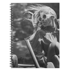 Carnet Jolie femme en voiture convertible