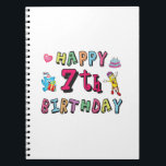Carnet Joyeux 7e anniversaire. 7 ans.<br><div class="desc">Joyeux 7e anniversaire. Amusant et mignon design d'anniversaire avec un bel ours en peluche tenant un cadeau et un drôle de crayon écrivant les voeux d'anniversaire. Une parfaite correspondance pour les vêtements,  chemises et accessoires.</div>