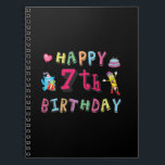 Carnet Joyeux 7ème anniversaire. 7 ans.<br><div class="desc">Joyeux 7ème anniversaire. Design amusant et mignon anniversaire avec un bel ours en peluche tenant un cadeau et un crayon amusant écrivant les souhaits d'anniversaire. Un parfait assortiment de vêtements,  chemises et accessoires.</div>