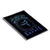 Carnet Karate Graphic - Ne Sous-Estimez Jamais Un Vieux M (Côté Droit)