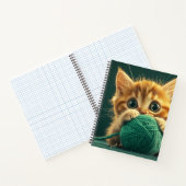 Carnet Kitten jaune jouant avec balle en laine verte (Intérieur)