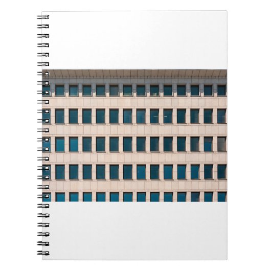 Carnet La façade du bâtiment moderne de forme rectangulai (Devant)