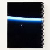 Carnet La fine ligne de l'atmosphère terrestre et une lun (Dos)