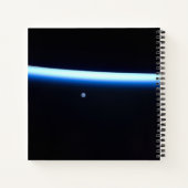 Carnet La fine ligne de l'atmosphère terrestre et une lun (Dos)