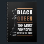 Carnet La Reine Noire La Pièce La Plus Puissante Du Jeu<br><div class="desc">Pour les reines noires qui aiment jouer aux échecs. La Vie Noire Est Importante. Qu'il s'agisse du Mois de l'histoire des Noirs ou non, un mois ne peut pas tenir notre histoire. L'Afrique est dans notre ADN. Portez vos vêtements de mélanine afro-américains pour les femmes et les filles avec fierté....</div>