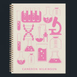 Carnet Laboratoire de chimie des sciences amusantes Nom r<br><div class="desc">Ce carnet sur mesure amusant présente un joli design scientifique et chimique en rose et blanc. Personnalisez-le avec votre nom. Super idée cadeau !</div>