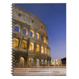 Carnet l'ampitheatre de Colosseum illuminé la nuit