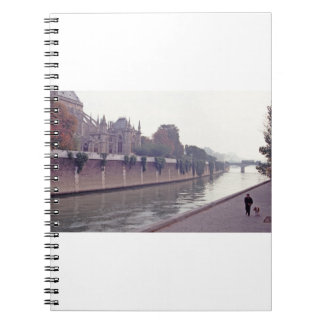 Carnet Le Long De La Seine, Marcher Le Chien