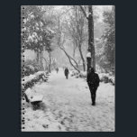 Carnet Les gens dans le parc pendant la journée d'hiver<br><div class="desc">Les gens se promènent dans le parc par une journée d'hiver à Istanbul. Il neige fortement. Beauté de la nature et des gens dans le concept d'hiver.</div>