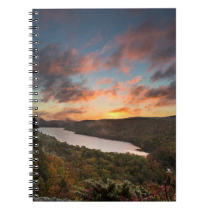 Carnet Lever de soleil vibrant sur le lac des nuages en a