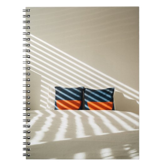Carnet Lit blanc et rouge noir sur lit blanc (Devant)