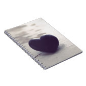 Carnet Lonely Purple Stone Heart sur une plage de sable b (Côté Droit)