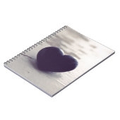 Carnet Lonely Purple Stone Heart sur une plage de sable b (Côté gauche)