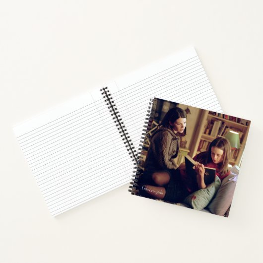 Carnet Lorelai et Rory assis dans la chambre (Intérieur)