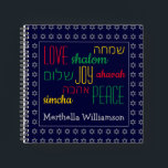 Carnet LOVE JOY PAIX Hébreu Carré bleu personnalisé<br><div class="desc">C'est un CARNET CARRÉ coloré avec la fausse étoile d'argent de David dans un motif subtil contre un arrière - plan bleu profond. Les mots LOVE JOY PEACE, y compris leurs traductions en hébreu, sont de couleur rouge, jaune et vert. Le texte est personnalisable en coque que vous souhaitez modifier...</div>