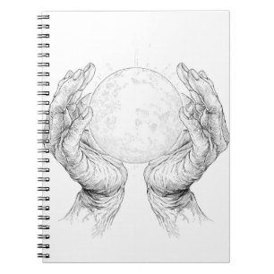 Carnet Lune sacrée tenue par des mains Patinées