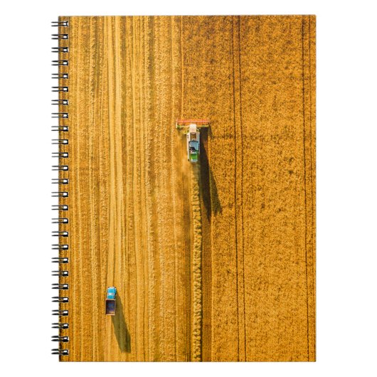 Carnet Machine de moissonneuse travaillant sur le terrain (Devant)
