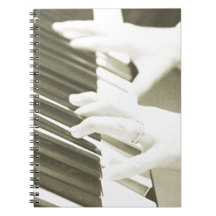 Carnet mains jouant du piano photographie sépia