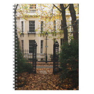 CARNET MAISON EN BÉTON BLANC ENTOURÉE D'ARBRES DURANT DA