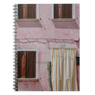 CARNET MAISON EN BÉTON ROSE AVEC TROIS FENÊTRES ET UNE PO