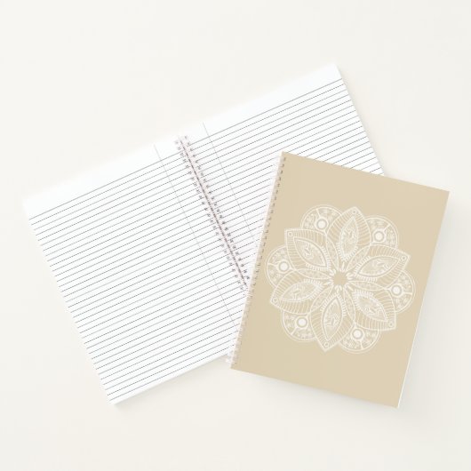 Carnet Mandala blanc exotique sur Arrière - plan beige (Intérieur)
