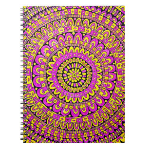 Carnet Mandala couleur jaune violet dessiné à la main