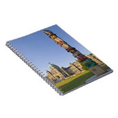 Carnet Mât totem devant l'édifice du Parlement à (Côté Droit)