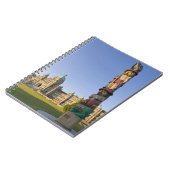 Carnet Mât totem devant l'édifice du Parlement à (Côté gauche)