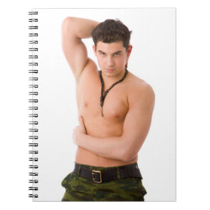 Carnet Mec musclé en camouflage à la salle de sport
