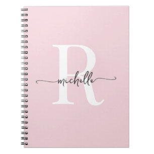 Carnet Monogramme de nom de script moderne rose pâle fémi