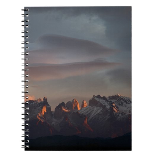 CARNET MONTAGNE ROCHEUSE SOUS NUAGES GRIS (Devant)