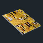 Carnet Motif baiser de Gustav Klimt, Art Nouveau<br><div class="desc">The Kiss (détail motif) de Gustav Klimt est une peinture de Symbolisme de l'époque victorienne d'art vintage. Ce détail est tiré d'une peinture d'amour et de romantisme mettant en scène un couple romantique aux différentes nuances d'or, de symboles et de motifs, partageant un baiser contre un arrière - plan en...</div>