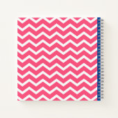 Carnet Motif monogramme chevron rose vif et blanc (Dos)